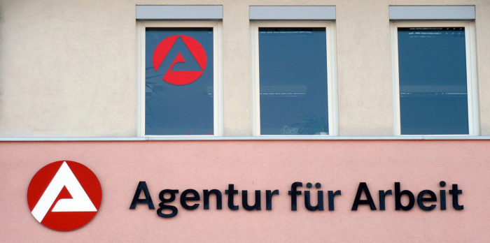 Foto vom Gebäude einer Agentur für Arbeit. Fenster und Schriftzug